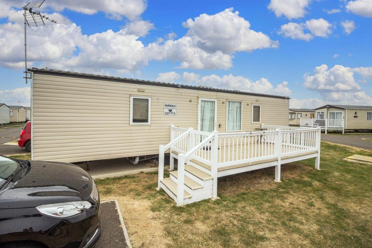 Caravan With Decking At Martello Beach Nearby Clacton-On-Sea Ref 29017Kv Hotel Exterior photo