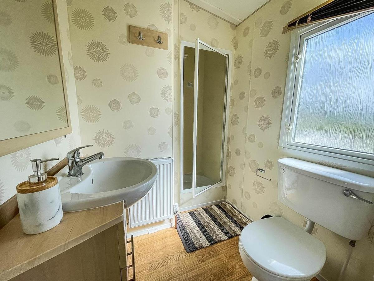 Caravan With Decking At Martello Beach Nearby Clacton-On-Sea Ref 29017Kv Hotel Exterior photo